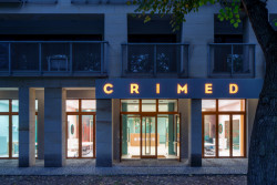 Interiér rehabilitačního centra CRIMED v Poděbradech od designérky Kateřiny Kersey a architektky Lucie Náhlovské