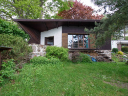 Výstava ve Winternitzově vile představuje soubor chat architektů Františka Cubra a Zdeňka Pokorného na přehradě Seč