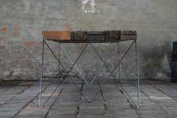 ORA, Stůl ztrámů – foto