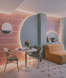 „Třešničkou na dortu“ je atypické, na míru vyrobené osvětlení z dřevěného panelu. (TUR House, OOIIO)