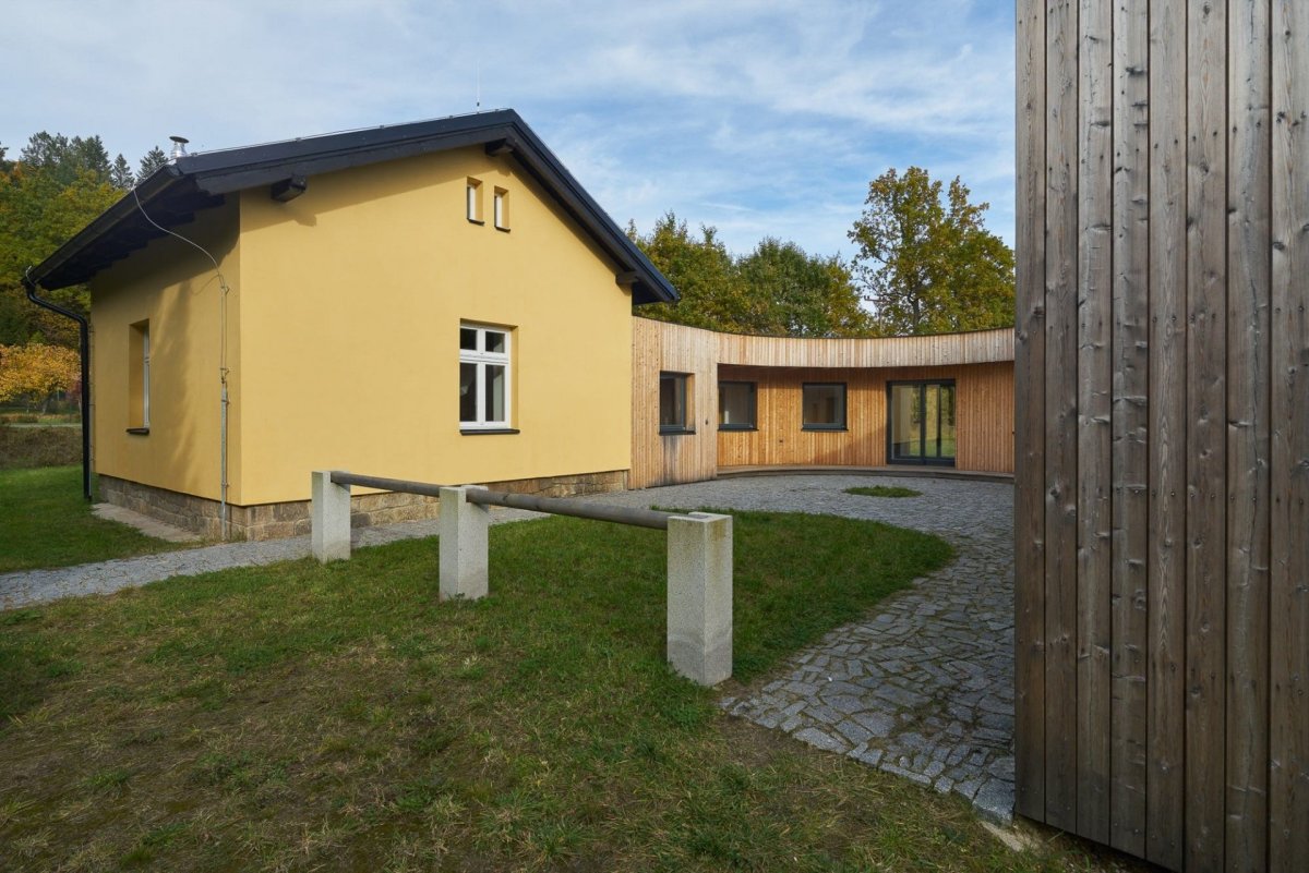 Sociální bydlení Sananim v Heřmani od architekta Jakuba Našince