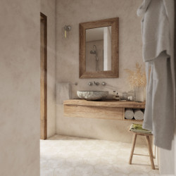 Koupelnu HABITANIA v renovovaném stavení doplnilo atypické umyvadlo z pravých říčních kamenů.