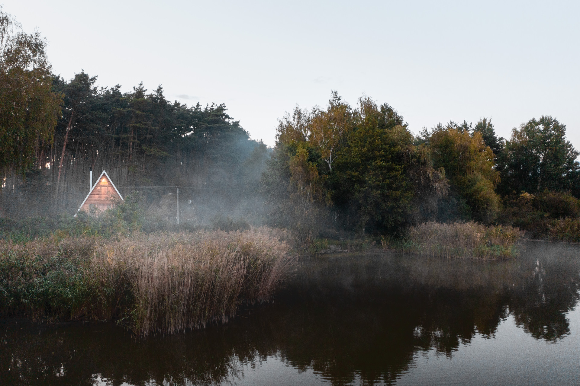 Architekti Martin Maňo a Tomáš Amtmann navrhli na břehu slovenské vodní nádrže Horná Studená Voda dřevěnou chatu