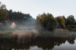 Architekti Martin Maňo a Tomáš Amtmann navrhli na břehu slovenské vodní nádrže Horná Studená Voda dřevěnou chatu