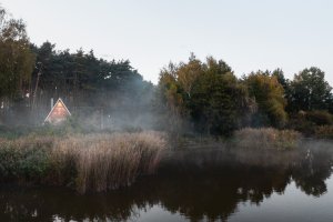 Architekti Martin Maňo a Tomáš Amtmann navrhli na břehu slovenské vodní nádrže Horná Studená Voda dřevěnou chatu