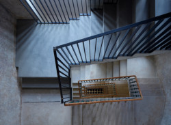 Rekonstrukci činžovního domu v Havelské ulici, QARTA Architektura: Vede až do podkroví, které je po rekonstrukci obytné