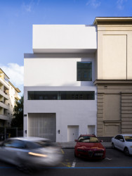 V přístavbě se nachází dílny pro Pedagickou fakultu Masarykovy univerzity, navrhl ji ateliér Michala Palaščaka dilna. Budova však působí spíš jako galerie anebo jako "umělecké dílo," jak to hodnotí porota. V září porotci nominované stavby objedou, 13. listopadu vyhlásí finalisty i definitivního vítěze.