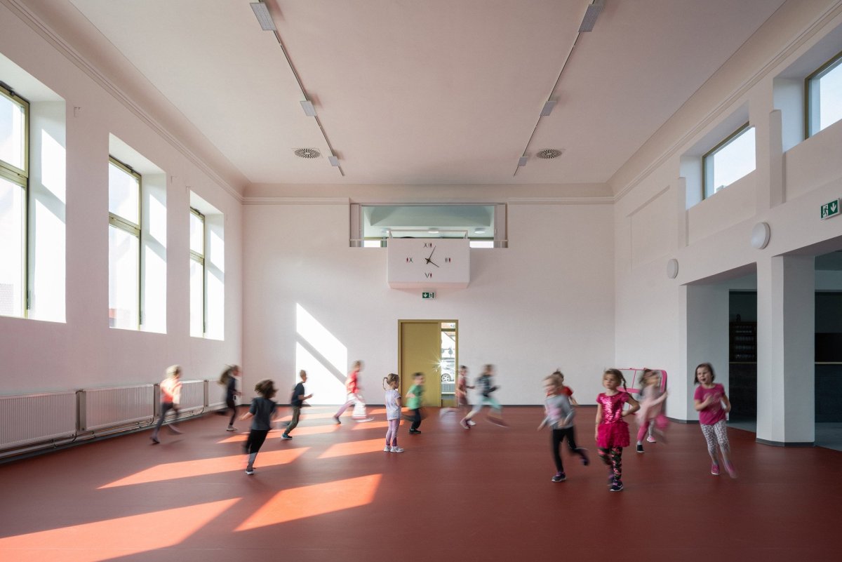 Sokolovna ve Veverských Knínicích, studio New Work