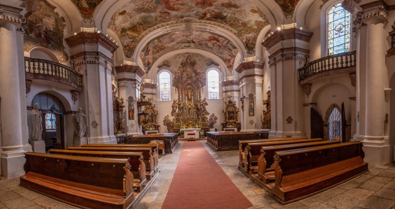 Interiér zrestaurovaného kostela Narození Panny Marie v Domažlicích (Fresky restaurovali Jiří Suchan a David Hrabálek)