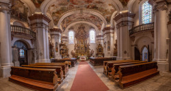 Interiér zrestaurovaného kostela Narození Panny Marie v Domažlicích (Fresky restaurovali Jiří Suchan a David Hrabálek)