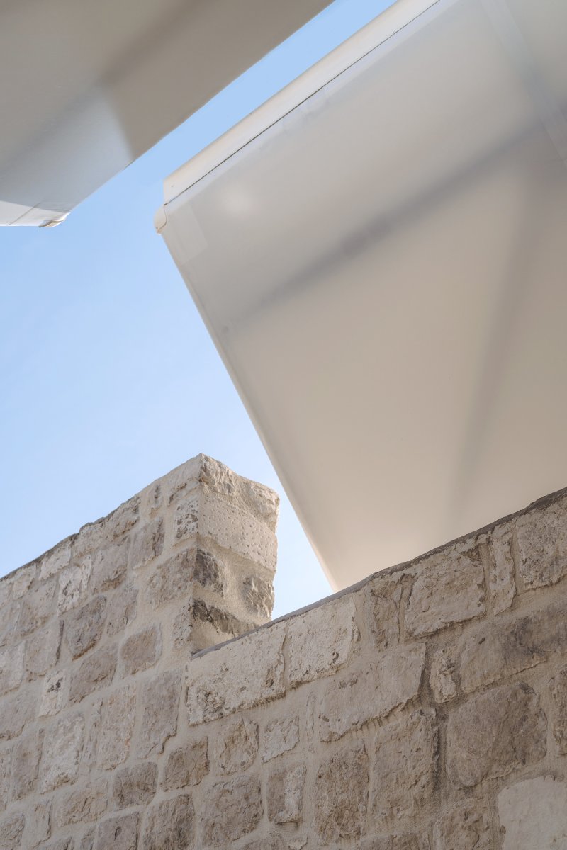 Hradby renesančního paláce vedle nové hi-tech konstrukce. (Gruž Market v Dubrovníku, studio ARP / Peračić-Veljačić)