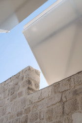 Hradby renesančního paláce vedle nové hi-tech konstrukce. (Gruž Market v Dubrovníku, studio ARP / Peračić-Veljačić)