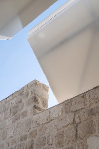 Hradby renesančního paláce vedle nové hi-tech konstrukce. (Gruž Market v Dubrovníku, studio ARP / Peračić-Veljačić)
