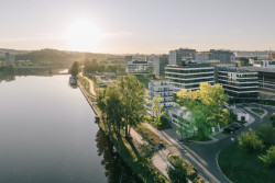 Panelárna se nachází v Holešovicích mezi Trojským mostem a mostem Barikádníků. (Ateliér v panelárně od A8000)