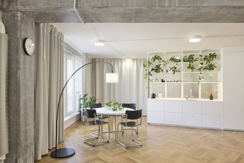 Interiér místo dveří oddělují chytře umístěné textilní závěsy.  (Byt bez příček; RDTH architekti)