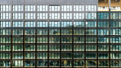 Směrem na západ a východ skleněná fasáda v horních dvou úrovních mírně ustupuje, čímž vzniká prostor pro venkovní terasy.