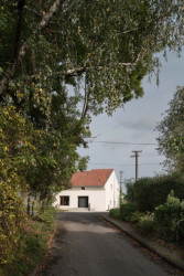 Mají světlou omítku, červené střechy a interiéry, ve kterých upoutají vysoké dřevěné dveře.