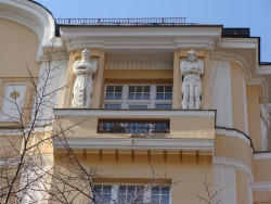 Zdeněk Lukeš, náměstí Jiřího z Poděbrad, dům na nároží Mánesovy ulice od stavitele Jindřicha Břeňka – foto