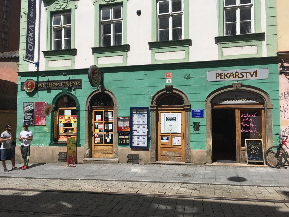 Vizuální smog ve veřejném prostoru – Olomouc. Foto: Veronika R. Fullerová