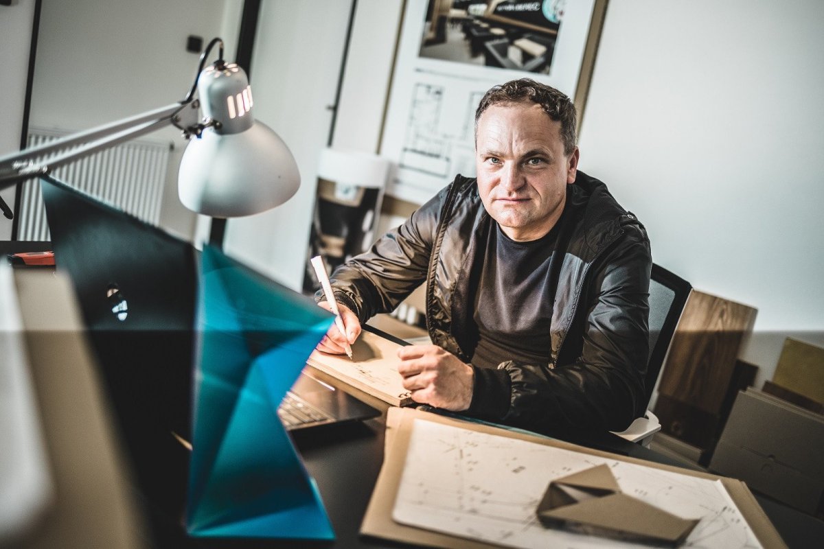 Daniel Zerzán navrhl geometricky tvarovanou čerpací stanici v pražské Uhříněvsi