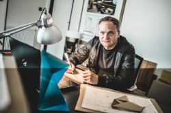 Daniel Zerzán navrhl geometricky tvarovanou čerpací stanici v pražské Uhříněvsi