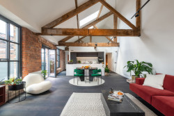 Uvnitř přádelny (Projekt Crusader Works: Přádelny v centru Manchesteru přestavěné na bydlení, studio shedkm)