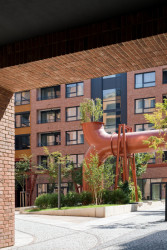 Na fasádách komplexu Lihovar najdeme různé typy cihelných pásků. Přispívají k rozmanitosti.