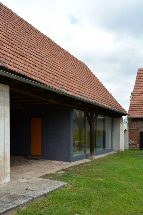 under-construction architects, Ateliér zasunutý do stodoly – foto