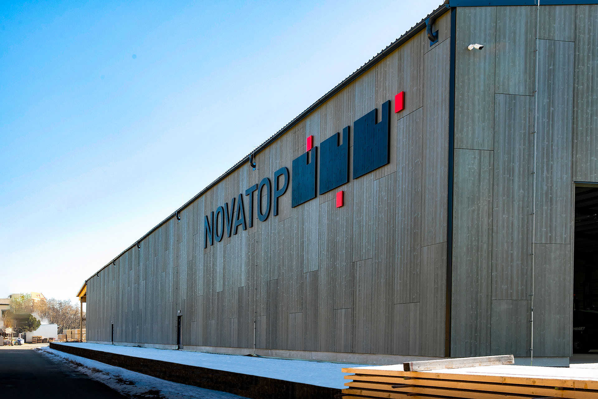 Logistická hala NOVATOP s největší dřevěnou fasádou v Česku