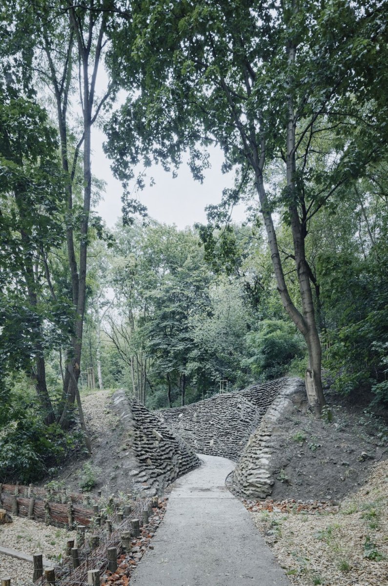 Ateliéry archigrest a topoScape proměnily skládku ve Varšavě na park.