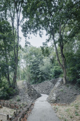 Ateliéry archigrest a topoScape proměnily skládku ve Varšavě na park.