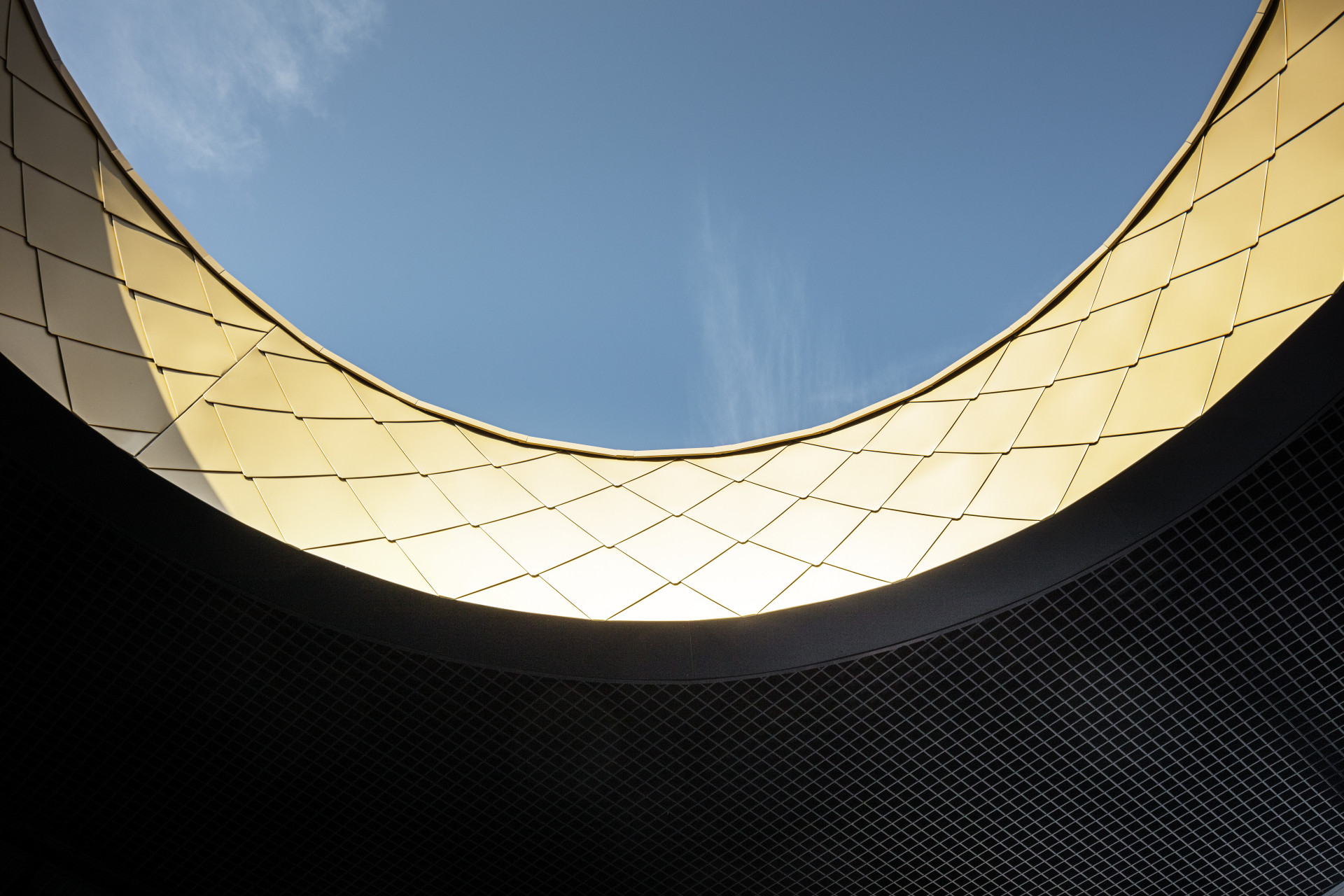 Multifunkční kulturní centrum v belgickém Kapellen obložené hliníkovými šablonami