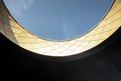 Multifunkční kulturní centrum v belgickém Kapellen obložené hliníkovými šablonami