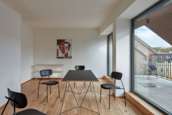 Netradiční a vlídný je také nízký parapet, který autoři navrhli vysoký pouhých 450 mm nad podlahou.  (Bytový dům Iconik, studio Edit!)