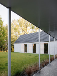 Kolem domu vede kryté podloubí. (Dům u vinohradu, ARCHITEKTI mikulaj & mikulajová )