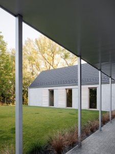 Kolem domu vede kryté podloubí. (Dům u vinohradu, ARCHITEKTI mikulaj & mikulajová )