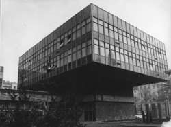 Jen Karel Prager uhájil pro svůj ateliér jistou samostatnost. Obsadili první dokončený blok B a pracovali zde na úkolech jako byla Nová scéna či Státní banka československá na Smíchově. 