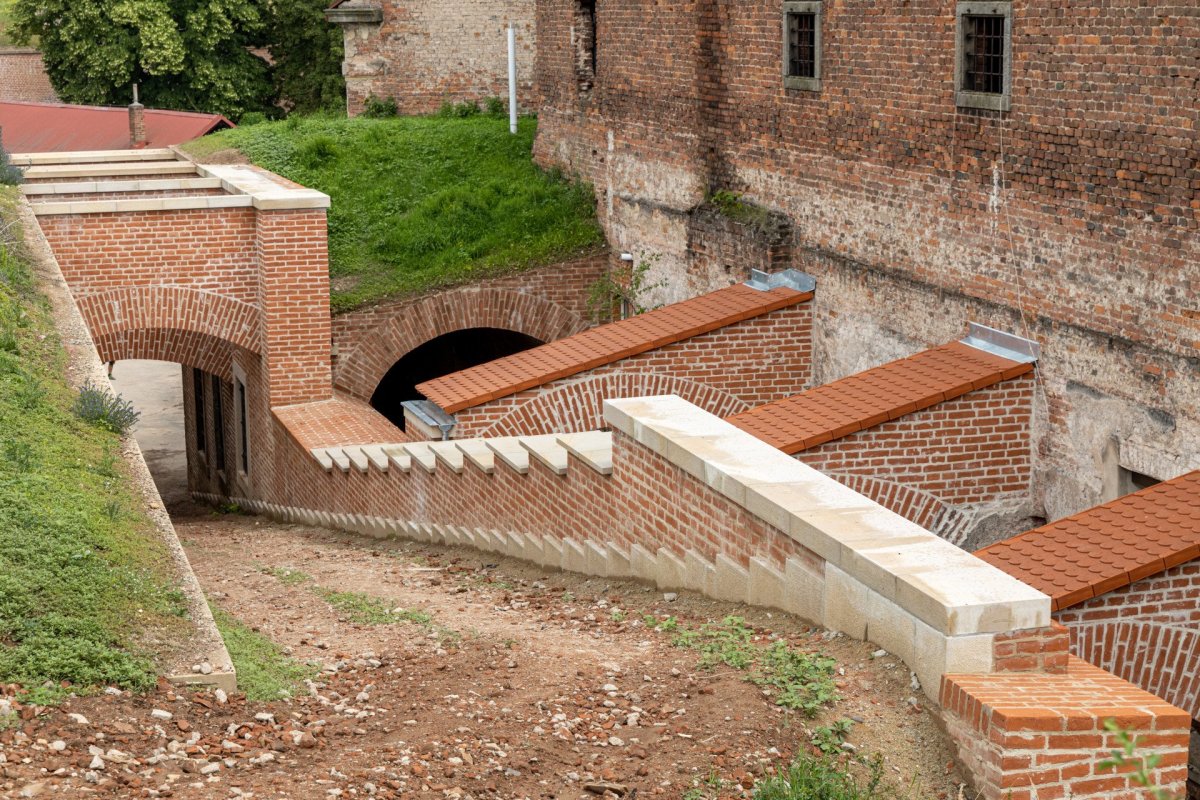 Oživení pevnosti Josefov, ateliér SVIŽN: spojnice III. a IV. Bastionu - dělová rampa po obnově