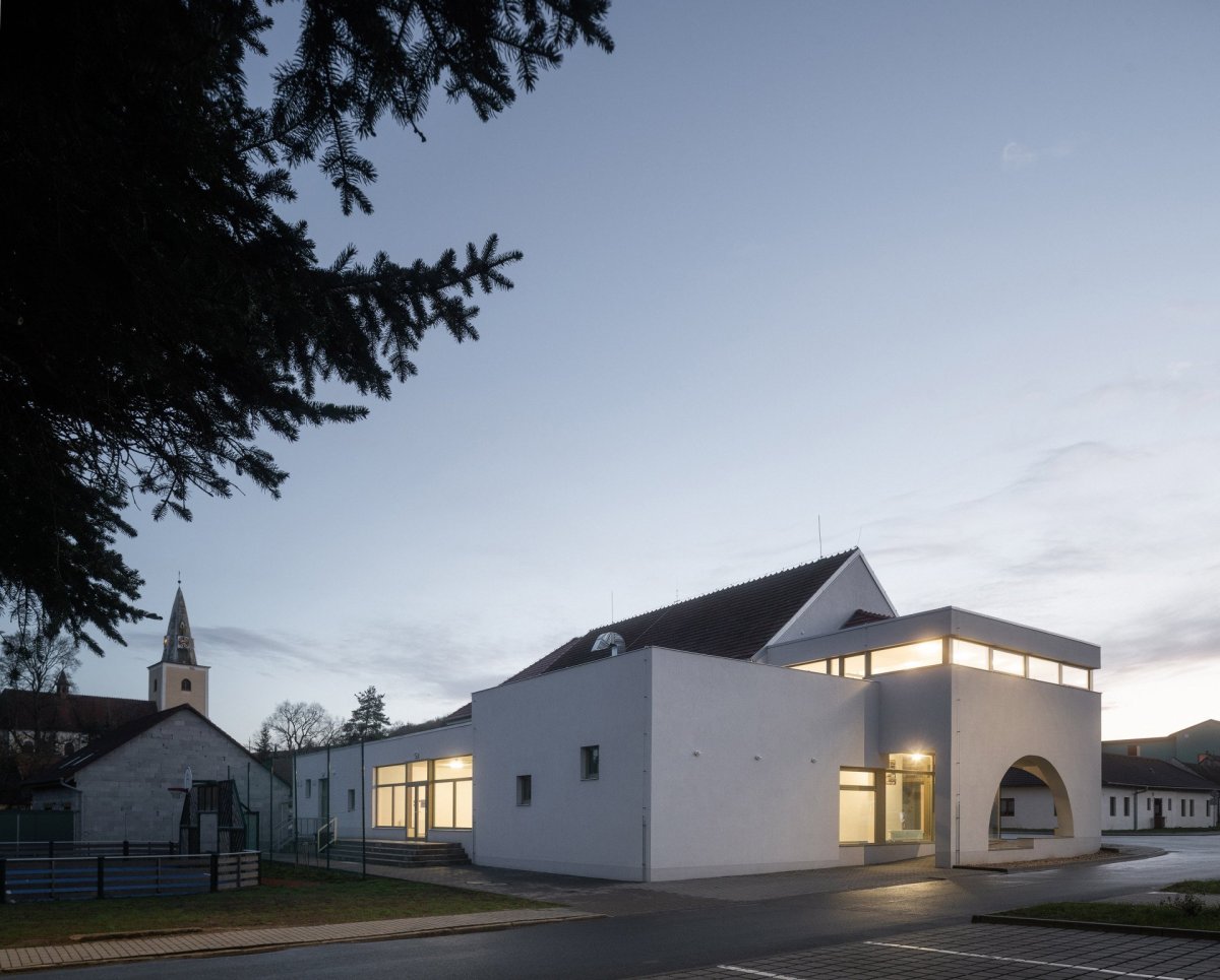 Boční přístavba, i s nově vzniklým foyer, se stala výrazným prvkem otevírajícím budovu do prostoru. (Sokolovna ve Veverských Knínicích, studio New Work)