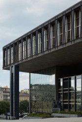 Pro fasády Federálního shromáždění byly použity tři typy lehkých skleněných závěsných fasád, podle Karla Pragera nástupu nových výrobků napomohla prestiž zakázky