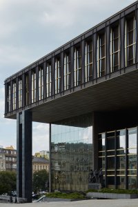 Pro fasády Federálního shromáždění byly použity tři typy lehkých skleněných závěsných fasád, podle Karla Pragera nástupu nových výrobků napomohla prestiž zakázky