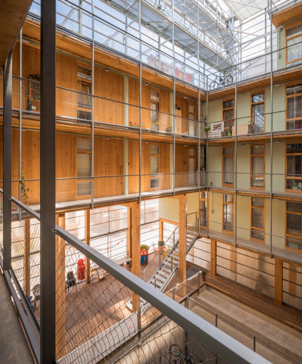La Borda představuje průlomový model družstevního bydlení, kde se komunitní správa, sdílené prostory a udržitelná architektura spojují v jeden živý, flexibilní organismus.