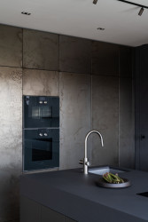 Kuchyně s povrchem z oxidovaných plechů (Rekonstrukce bytu na Vinohradech, Obliqo )