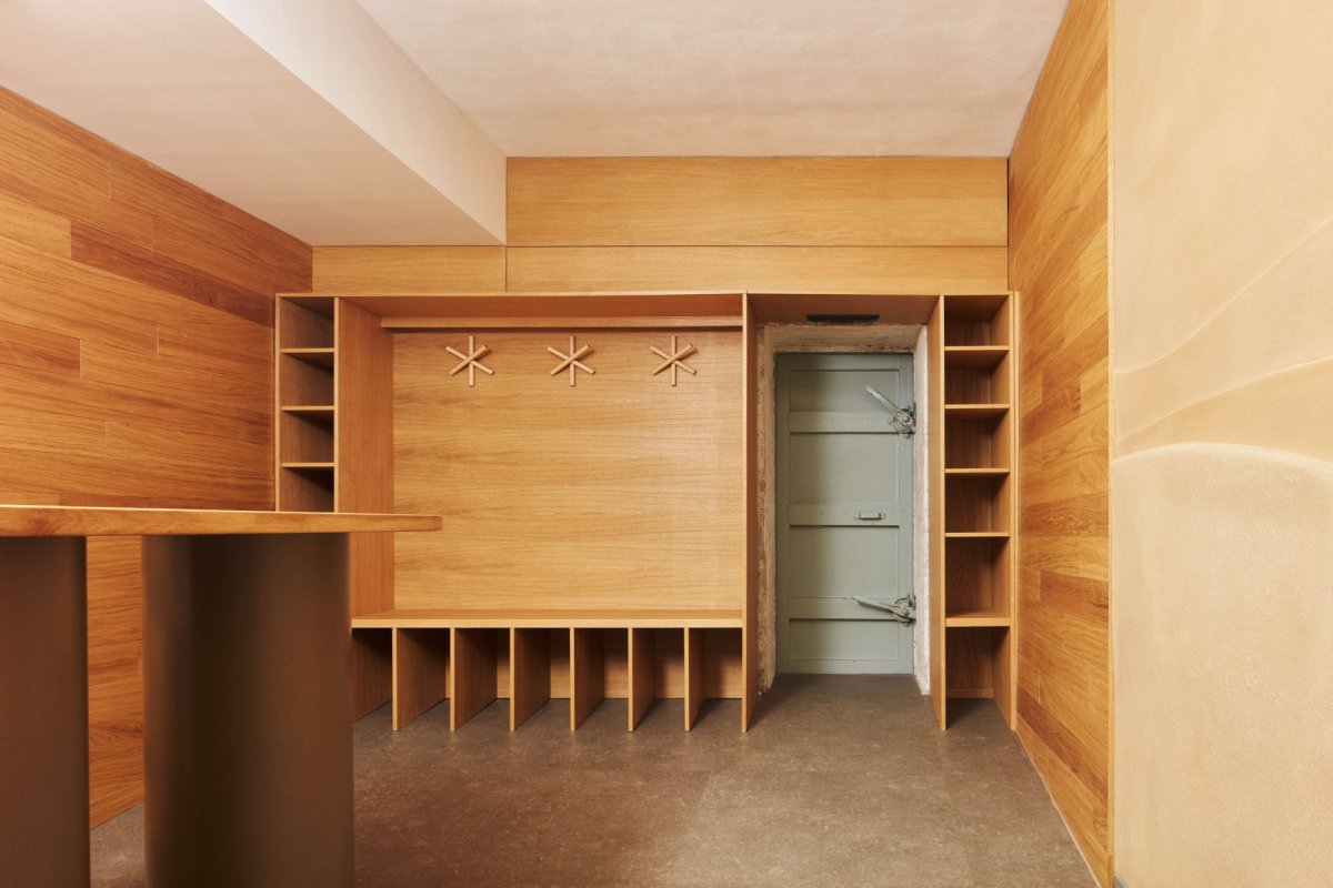 Pohled do recepce (Quis Yoga Studio v Praze-Petřinách, MENU architekti)