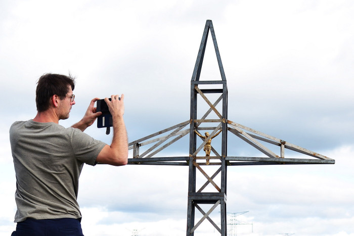 Wichterkreuz - kříž pro krajinu elektrických stožárů. (Josef Čančík; Wichterkreuz – návrat zmizelého)