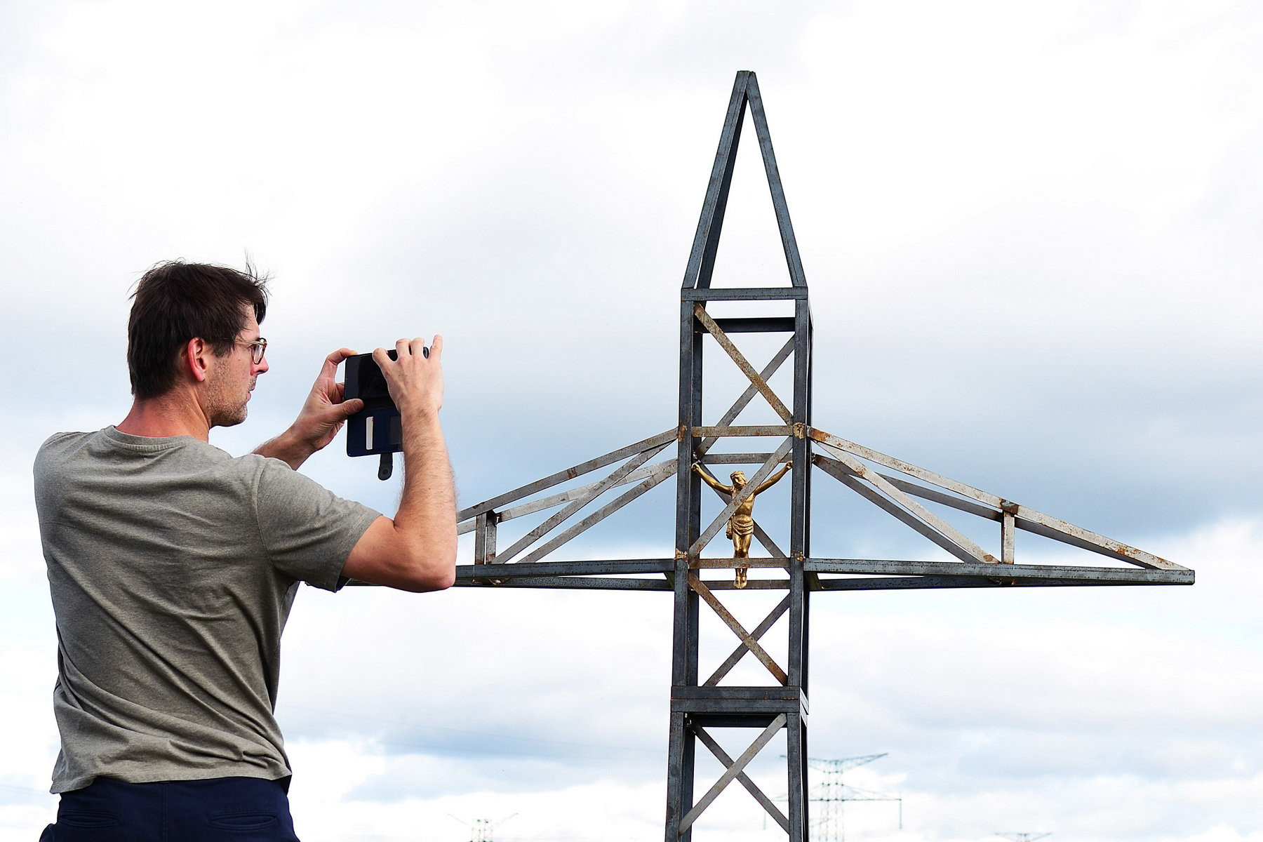 Wichterkreuz - kříž pro krajinu elektrických stožárů. (Josef Čančík; Wichterkreuz – návrat zmizelého)