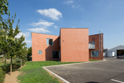 Budova Rapos v Holešově, New Work / Svatopluk Sládeček. Foto: TOAST Studio, Libor Stavjaník