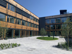 Střední škola v Českobrodské ulici od Ecoten