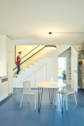 Maria Maninová (MAAT), Rekonstrukce bytu v Krči - betonové schodiště se stalo součástí obývacího pokoje a bylo obaleno úložnými prostory