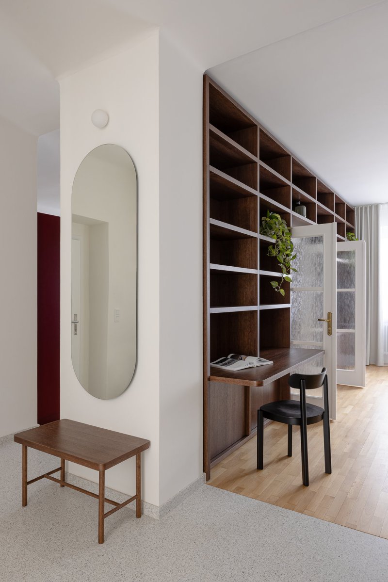 Vestavěný nábytek sjednocuje jednotlivé části interiéru. (Byt Mariánska v Bratislavě, NOIZ architekti)